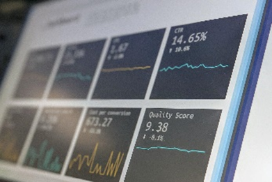 Gráficos detallados con la evolución de KPIs destacando la eficiencia y claridad de los datos.
