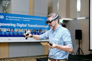 Usuario con realidad virtual, integrando tecnología de Industria 4.0 e innovación en brotherHUB.