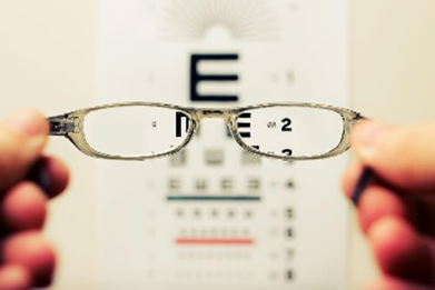 Gafas enfocando una imagen borrosa, igual que el Lean Manufacturing pone el foco en el valor.