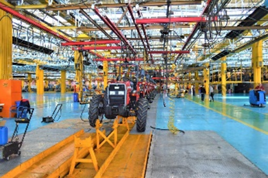 Línea de montaje de tractores optimizada, utilizando principios de Lean Manufacturing.
